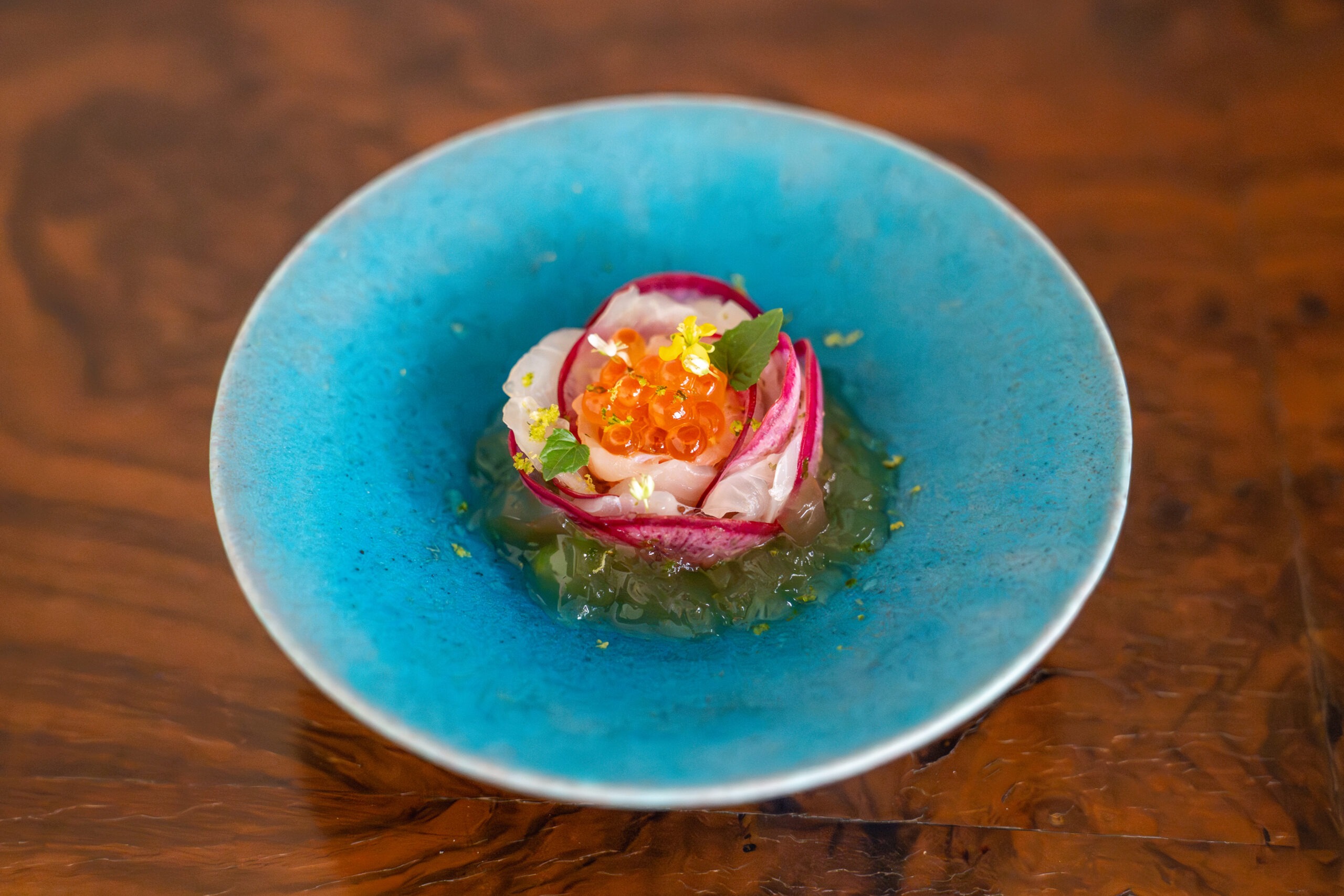Rose d’Ishinagi couleur de radis violet, gelée de Dashi acidulée au Sobacha